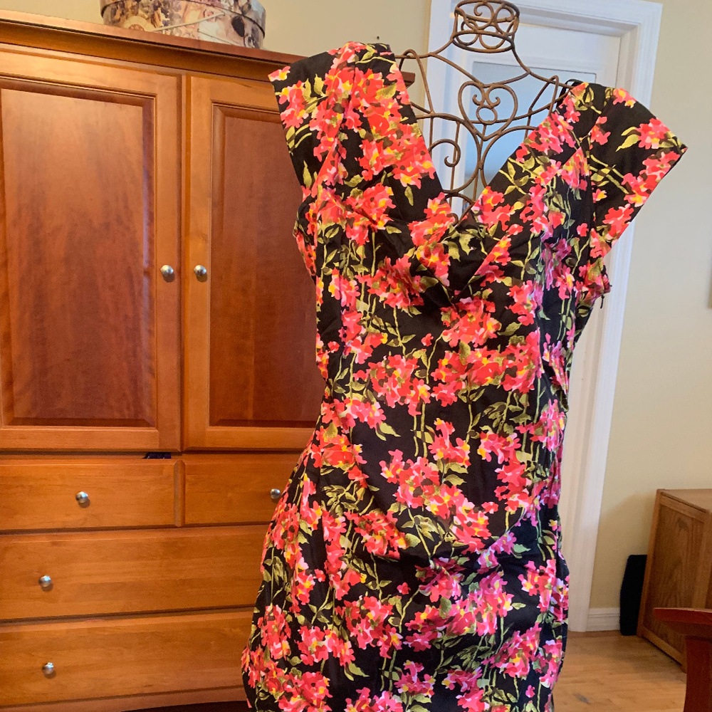 Super Cute Maggie London Double-V Cap-sleeve Dress